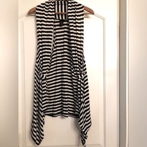 Rue 21 Vest -Black&White striped- Size Large- Flowy & lightweight!- LIKE NEW